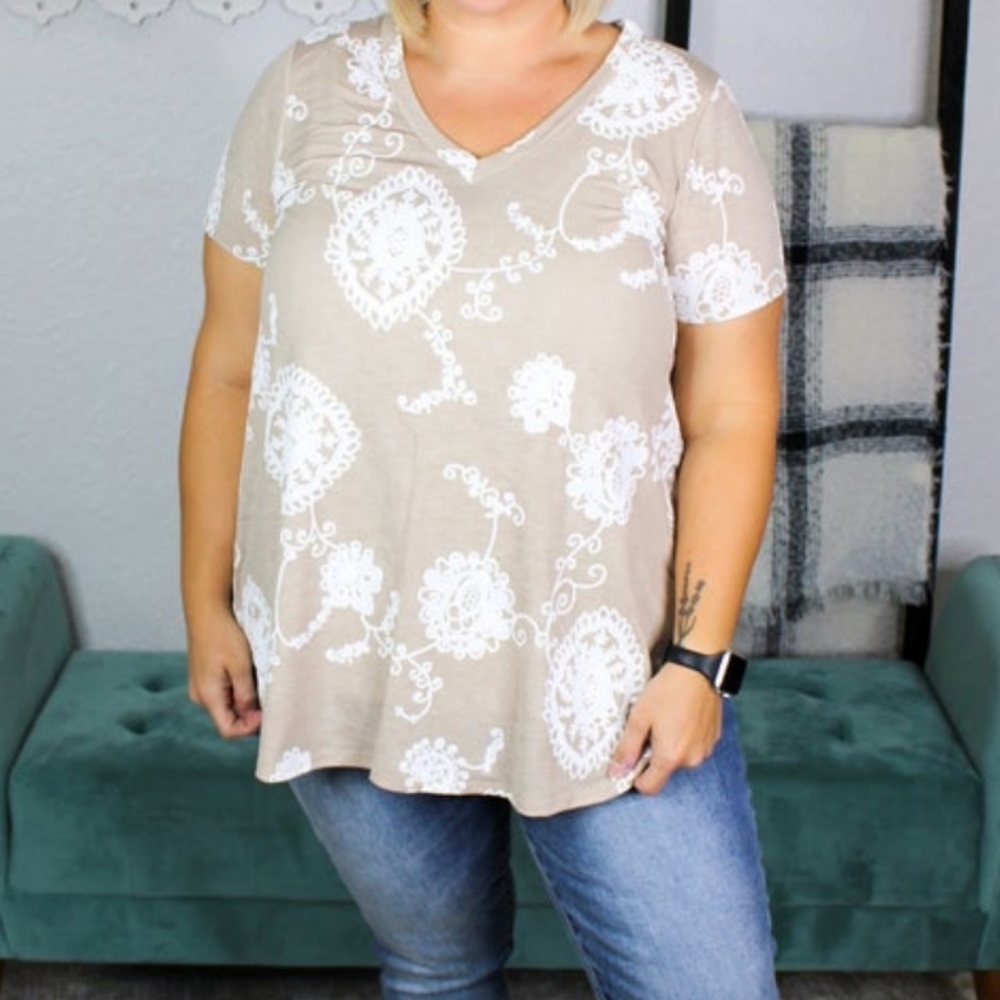 NWT HoneyMe mocha and white vneck size M